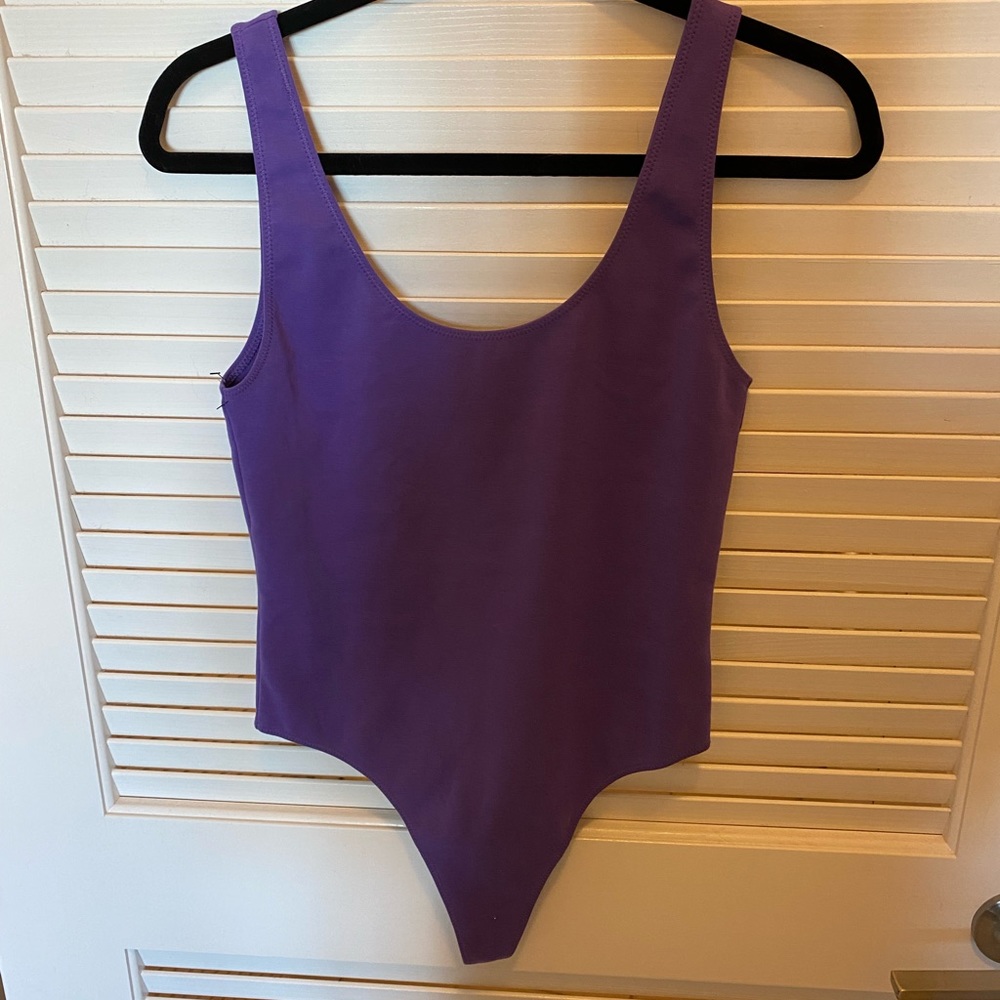 Aritzia Babaton Contour Round neck Bodysuit